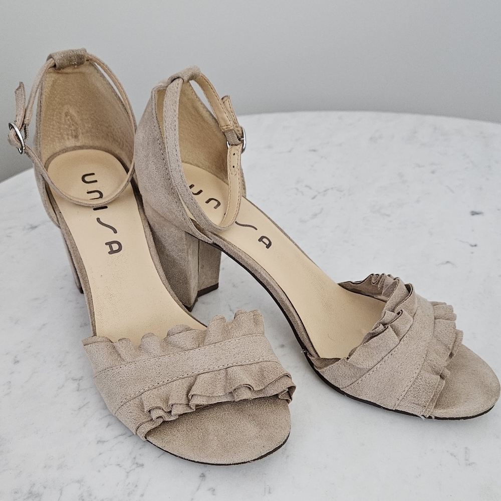 Unisa Women's Ruffled Tan Heels 9.5